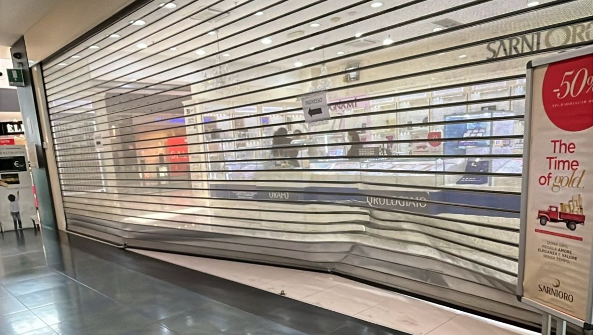 Riccione, assalto notturno alla gioielleria del centro Perla Verde: Fiat Panda usata come ariete - 