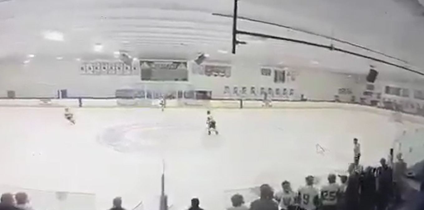 Sparatoria alla partita di hockey: due morti e quattro feriti. Nel video il panico sugli spalti - 