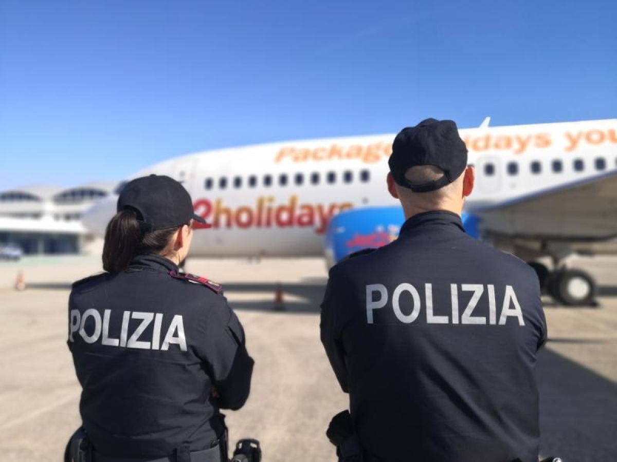 Sbarca all'aeroporto di Rimini, ma trova la Polizia: era ricercato per omicidio da 13 anni - Polaria di Rimini REPERTORIO