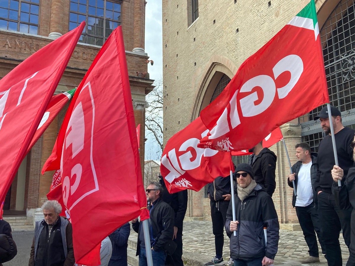 Rimini, la Cgil protesta davanti alla mostra della moda: "Nel contempo Aeffe licenzia i lavoratori" - 