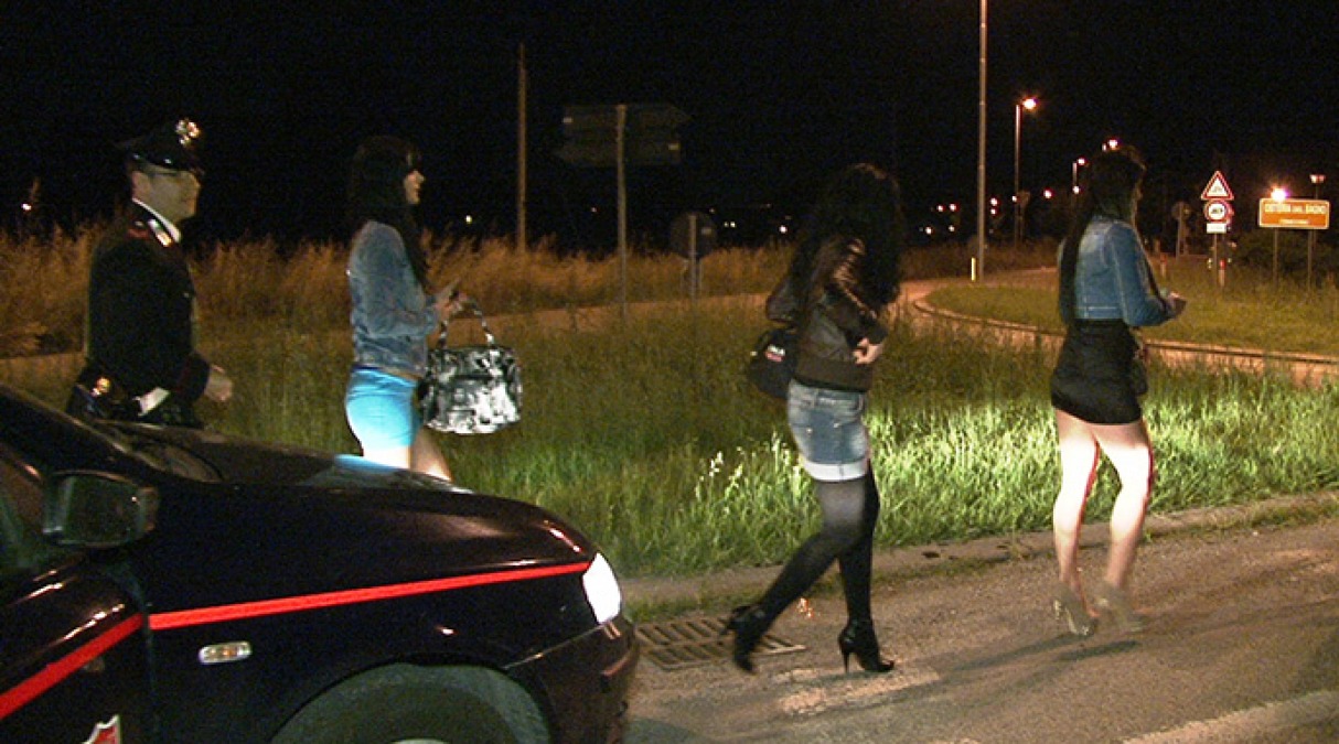 Racket delle prostitute al distributore: chiesta la condanna per due 40enni - Repertorio