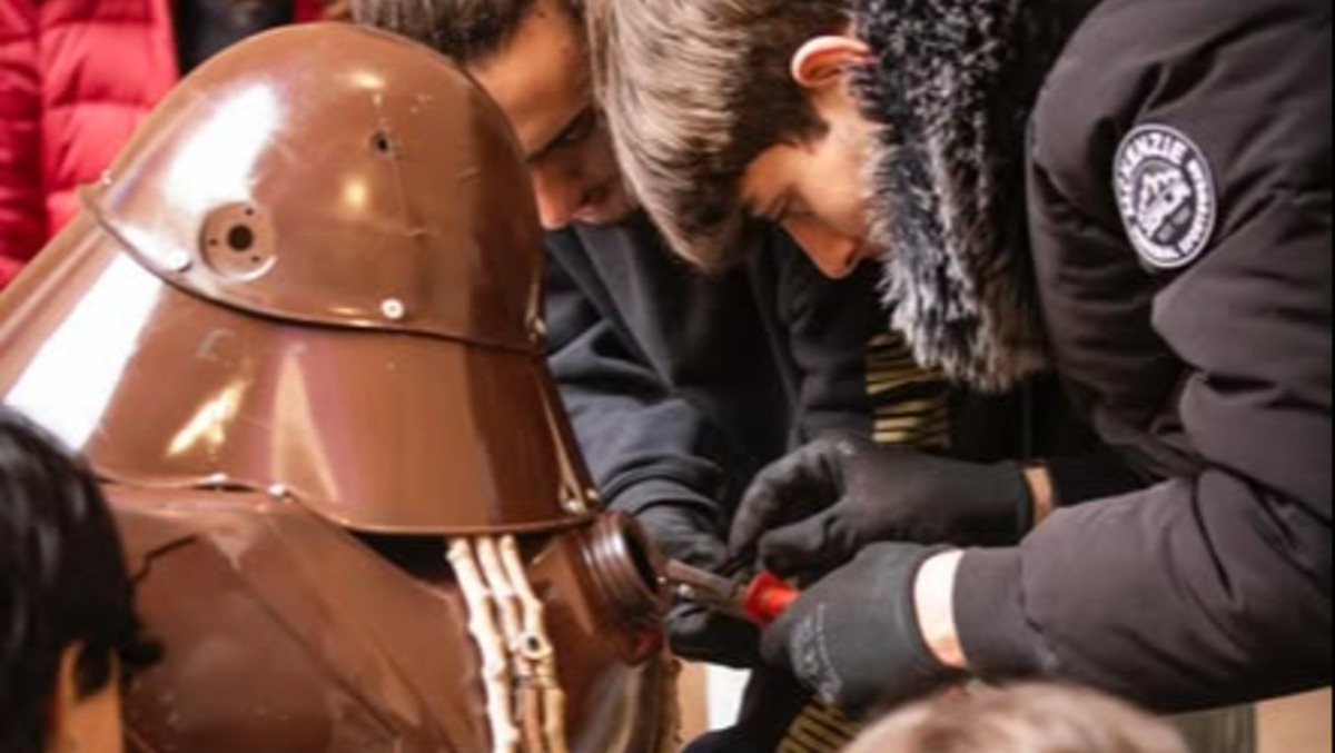 Ispirandosi ai Mutoid, ragazzi realizzano scultura con materiali di recupero per la biblioteca di Rimini - 