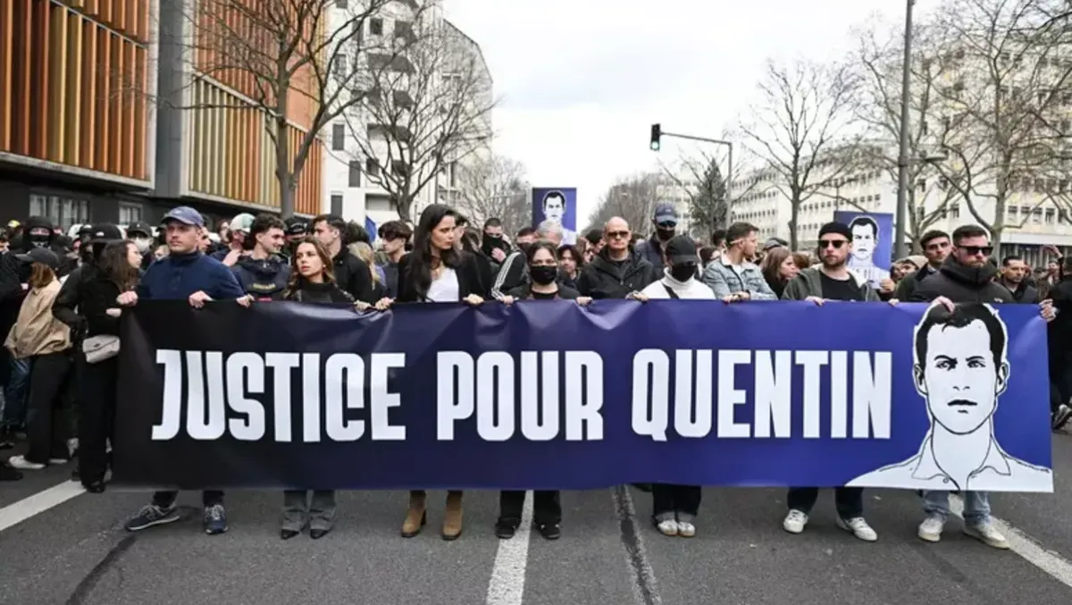Corteo in Francia per militante di destra: spuntano video con saluti nazisti e insulti razzisti e omofobi - PH ANSA