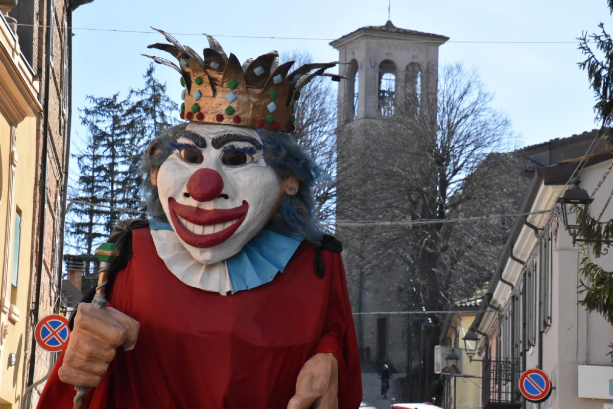 Novafeltria celebra il 65° Carnevale: è un grande spettacolo tra sole, carri e migliaia di persone -  Il re Carnevale