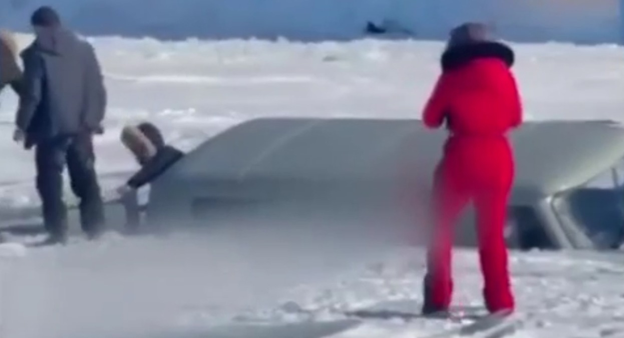 Minibus turistico sprofonda nel lago ghiacciato: 8 morti, tra loro una bambina - 