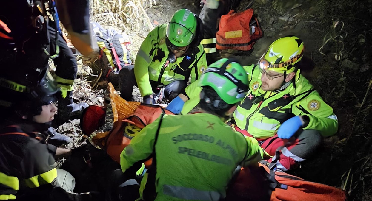 Precipita per 60 metri in una scarpata: 46enne soccorso con l’elicottero militare - Foto Soccorso Alpino e Speleologico 
