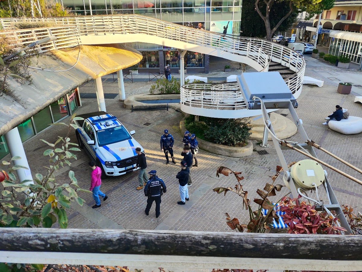 Controlli ad alto impatto, la Polizia Locale presidia Riccione - 