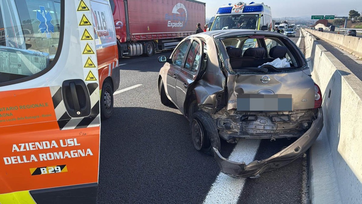 Riccione, tamponamento in autostrada: due persone in ospedale - Le immagini dell'incidente