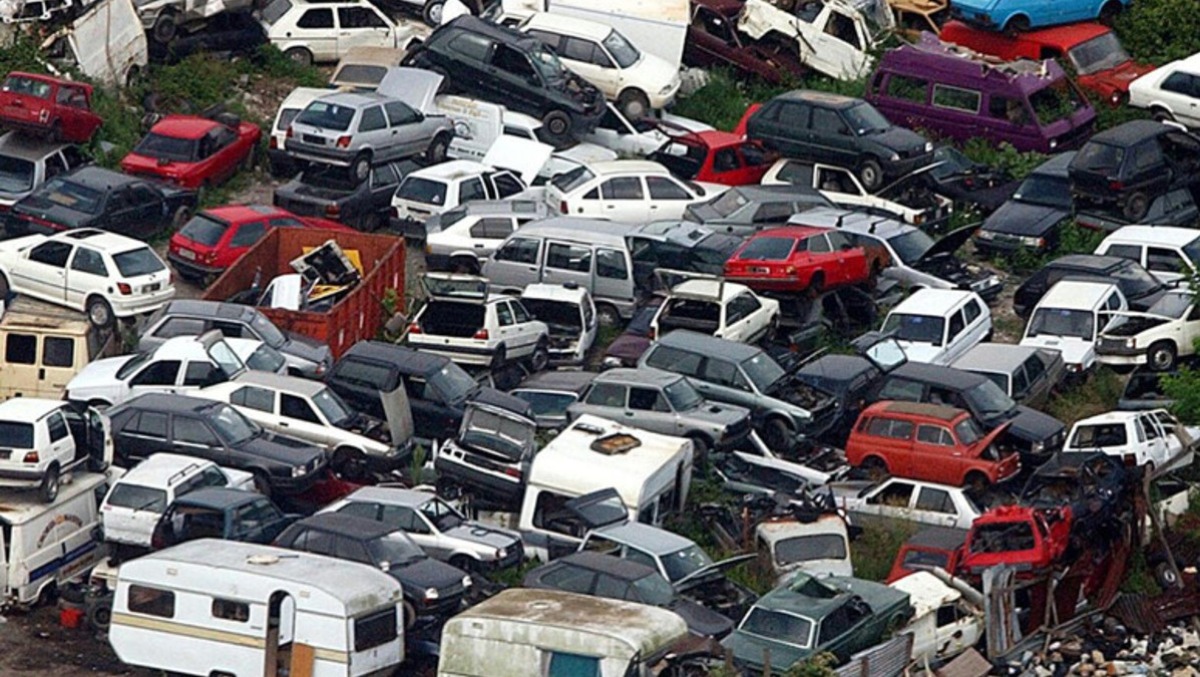 Addio alle "auto fantasma": la nuova legge sblocca la rottamazione dei veicoli fermi - foto Ansa