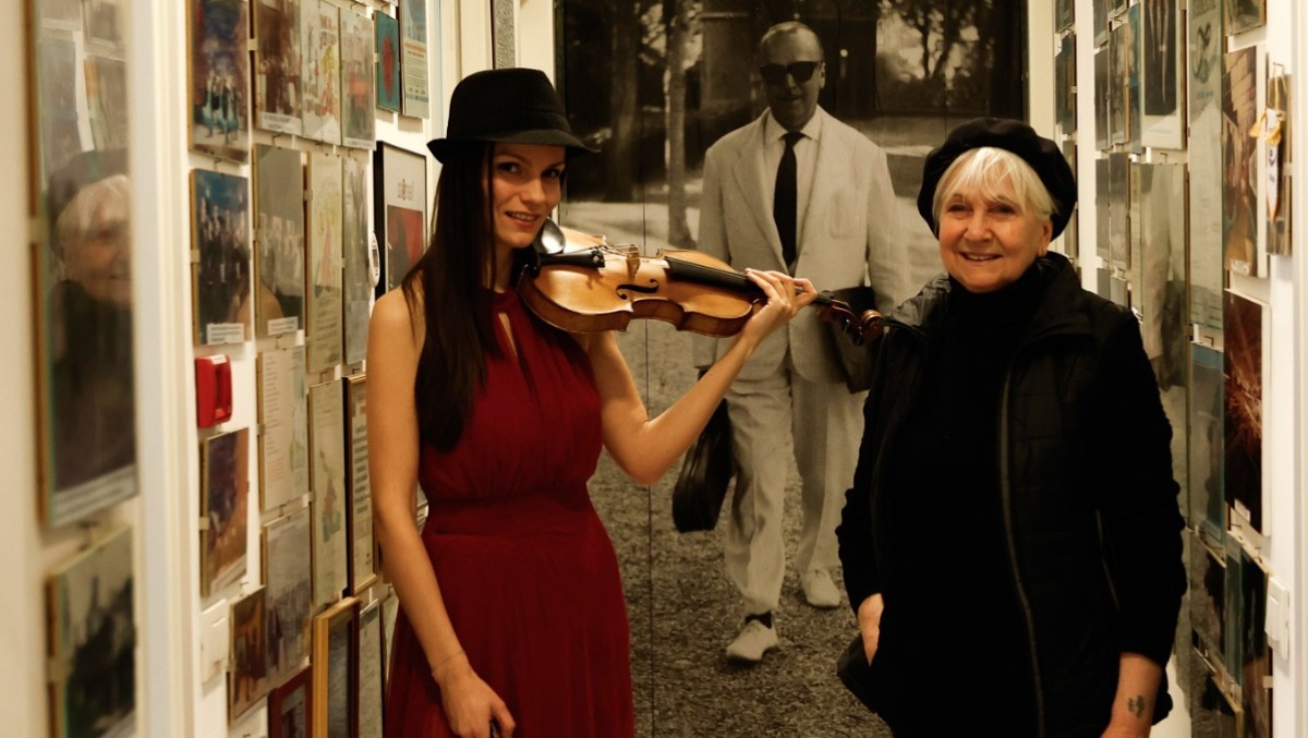 "Romagna Mia" parla bulgaro: la violinista Desislava Kondova reinterpreta il brano di Casadei - Desislava Kondova e Riccarda Casadei