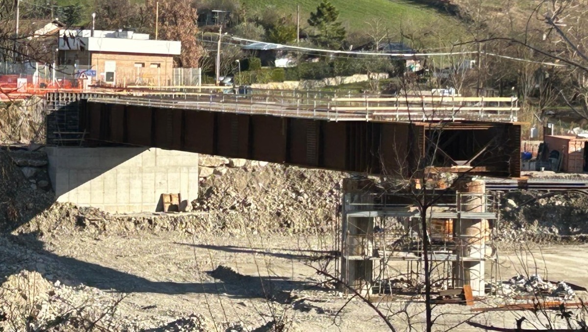 Il cantiere del ponte di Maiolo entra nel vivo: posata anche la seconda campata - 