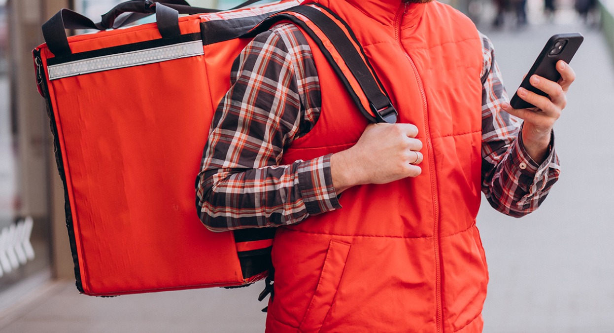 Dopo Glovo tocca a Deliveroo: commissariata per caporalato. “Rider sfruttati e sottopagati, lavoravano 11 ore al giorno” - 