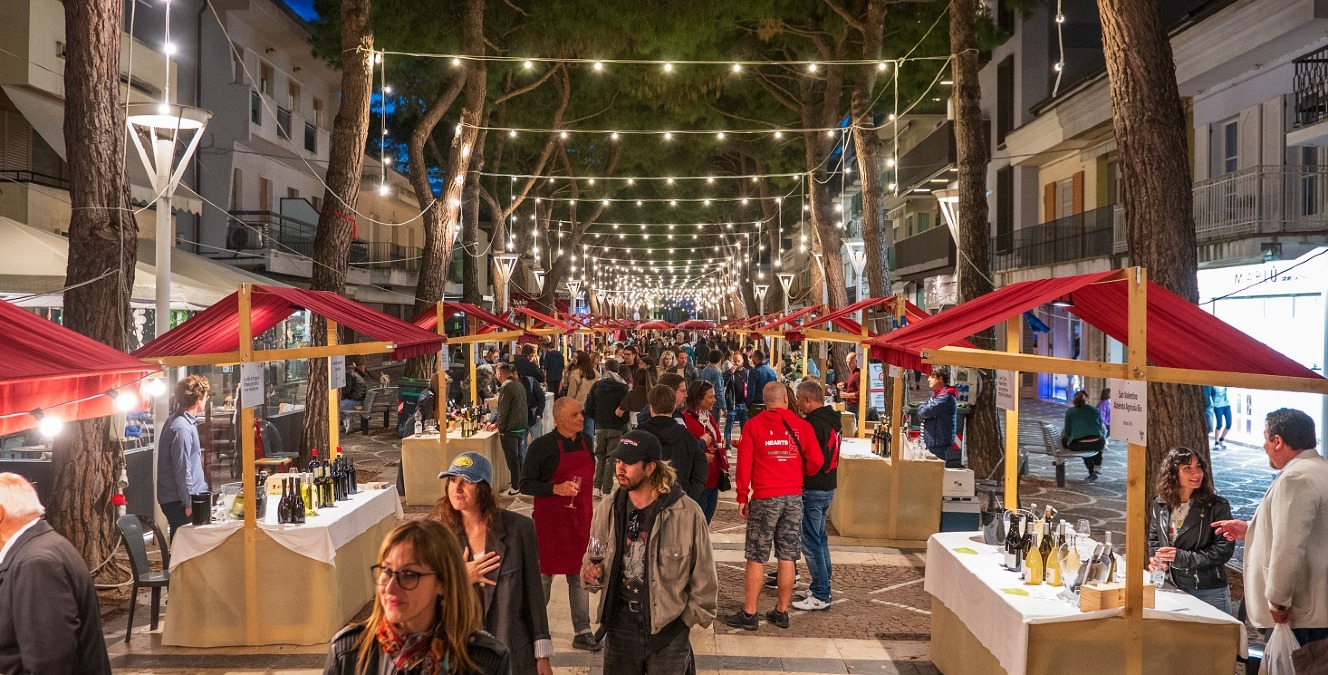 Cattolica brinda ai 10 anni del Wein Tour: viale Bovio capitale del vino - 