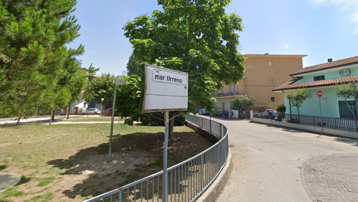 Rischio crollo asfalto, a Bellaria chiusa la strada che collega alla scuola Carducci - Via Mar Tirreno, Bellaria nei pressi della scuola Carducci