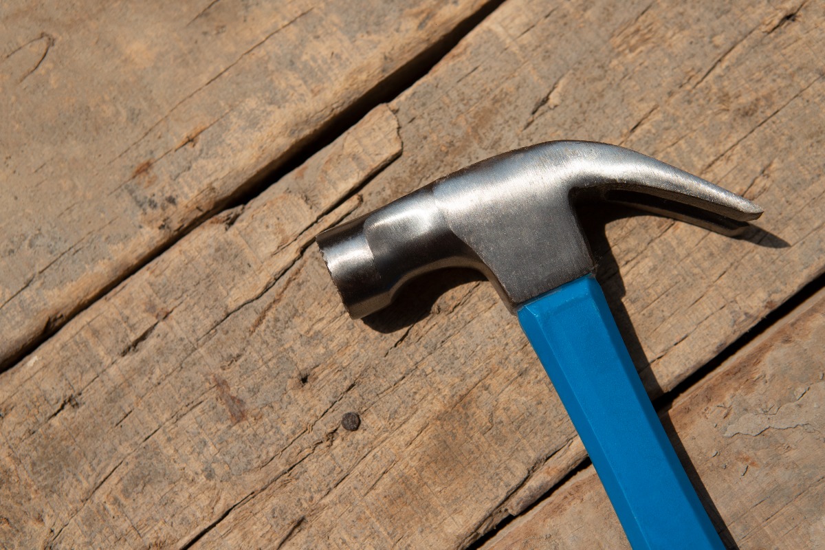 Va col martello a scuola e colpisce un compagno: ferito 15enne - Repertorio