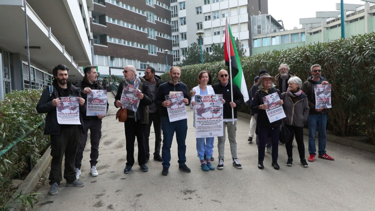 Flash mob per Gaza davanti all'ospedale Infermi: "No alla schedatura del personale medico" - Il flash mob davanti all'ospedale di Rimini