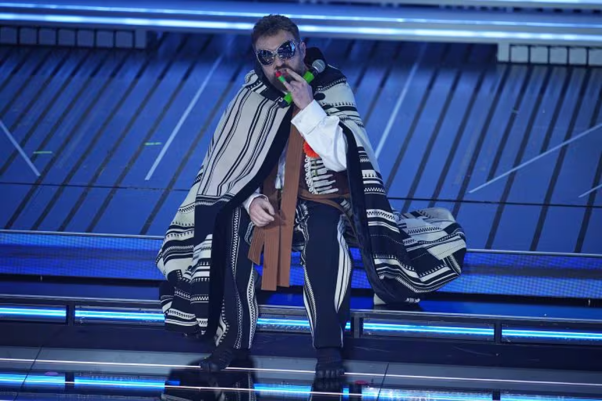 Dargen D’Amico, bufera sul “fiore arancione”: il Codacons denuncia, lui replica in conferenza - 