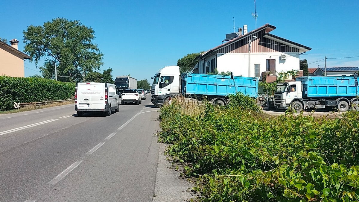 Rumori e mezzi pesanti, prosegue la protesta di via Celli a Viserba Monte - 