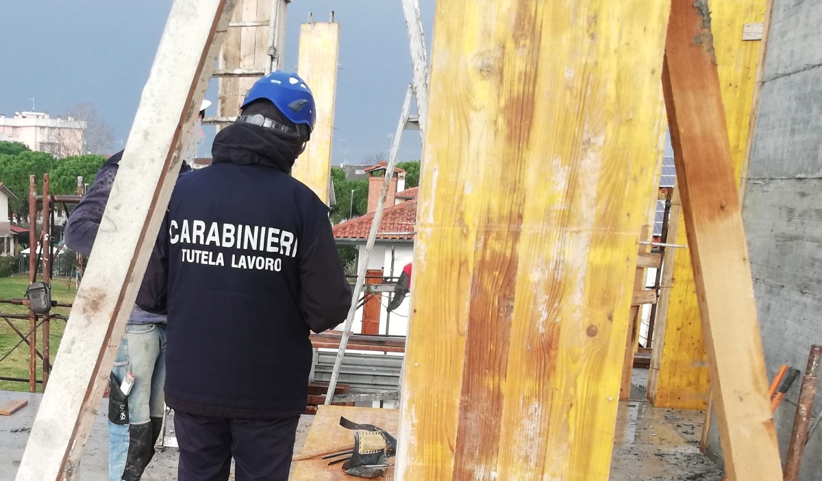 Rimini, maxi controlli dei Carabinieri contro il lavoro irregolare: multe per 225mila euro