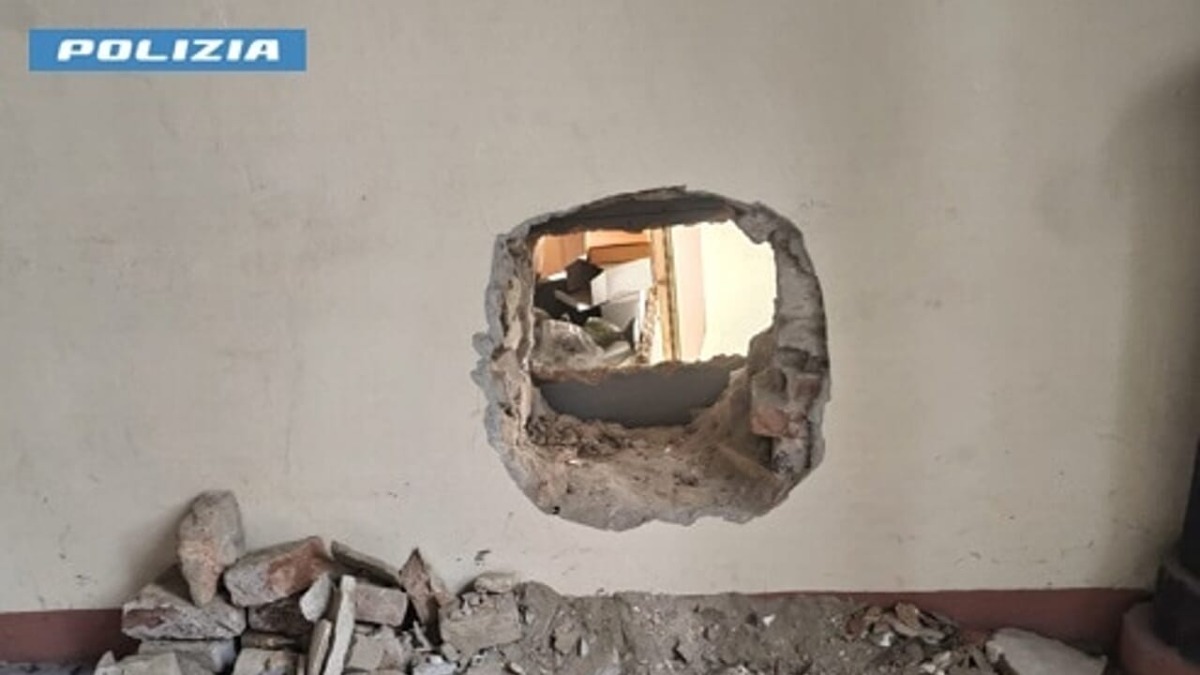 Colpo in gioielleria a Forlì con la tecnica del 'buco', due arrestati - Il buco fatto dai ladri