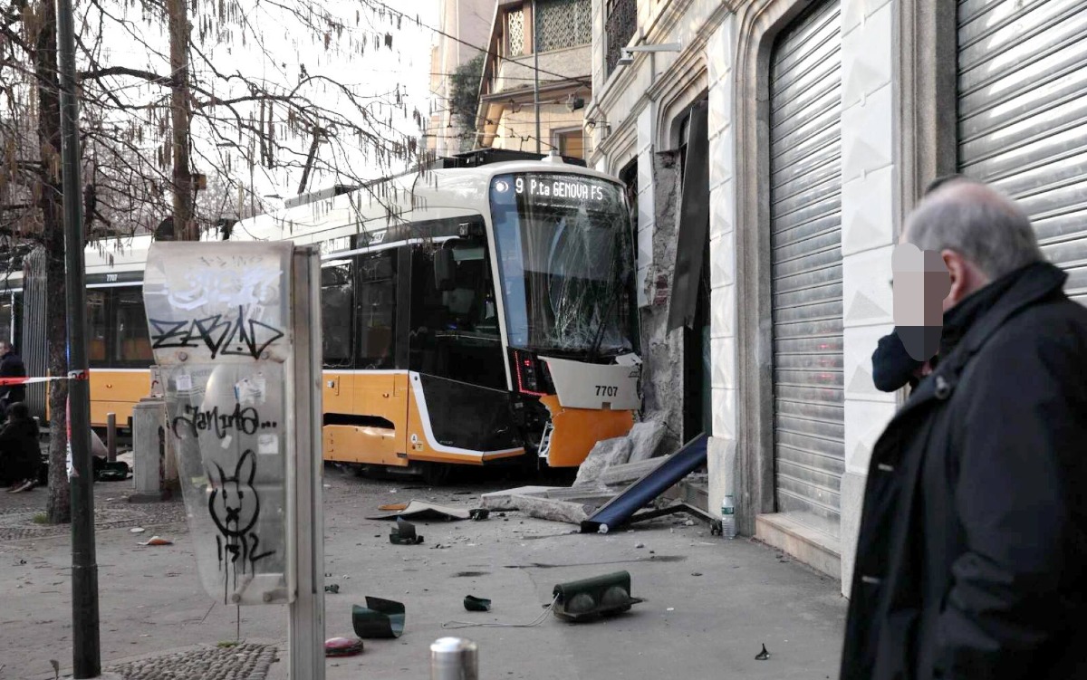 Milano, deraglia un tram della linea 9: un morto e oltre 20 feriti - ©Ipa Fotogramma