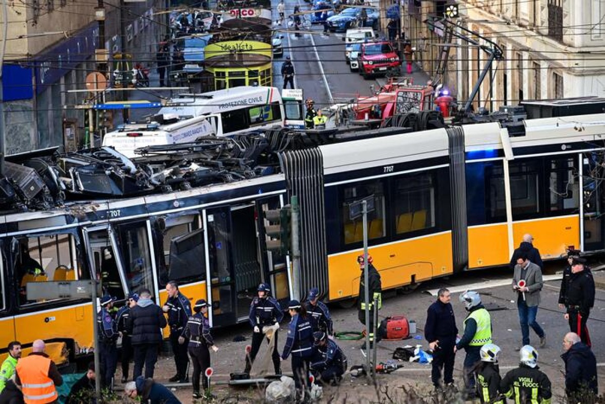Deraglia un tram a Milano: due morti e almeno 40 feriti - © Ansa