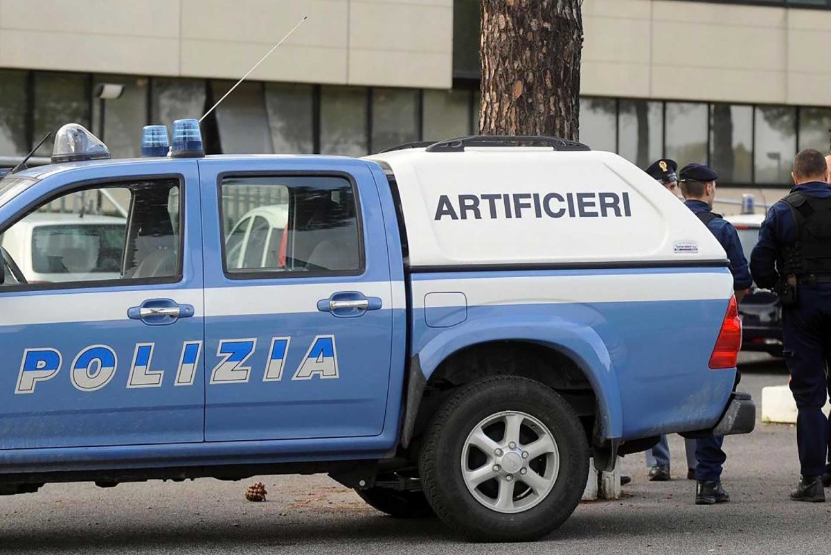 Allarme bomba nella sede della Lega a Milano: artificieri in azione, poi il rientro - © Uil Polizia repertorio