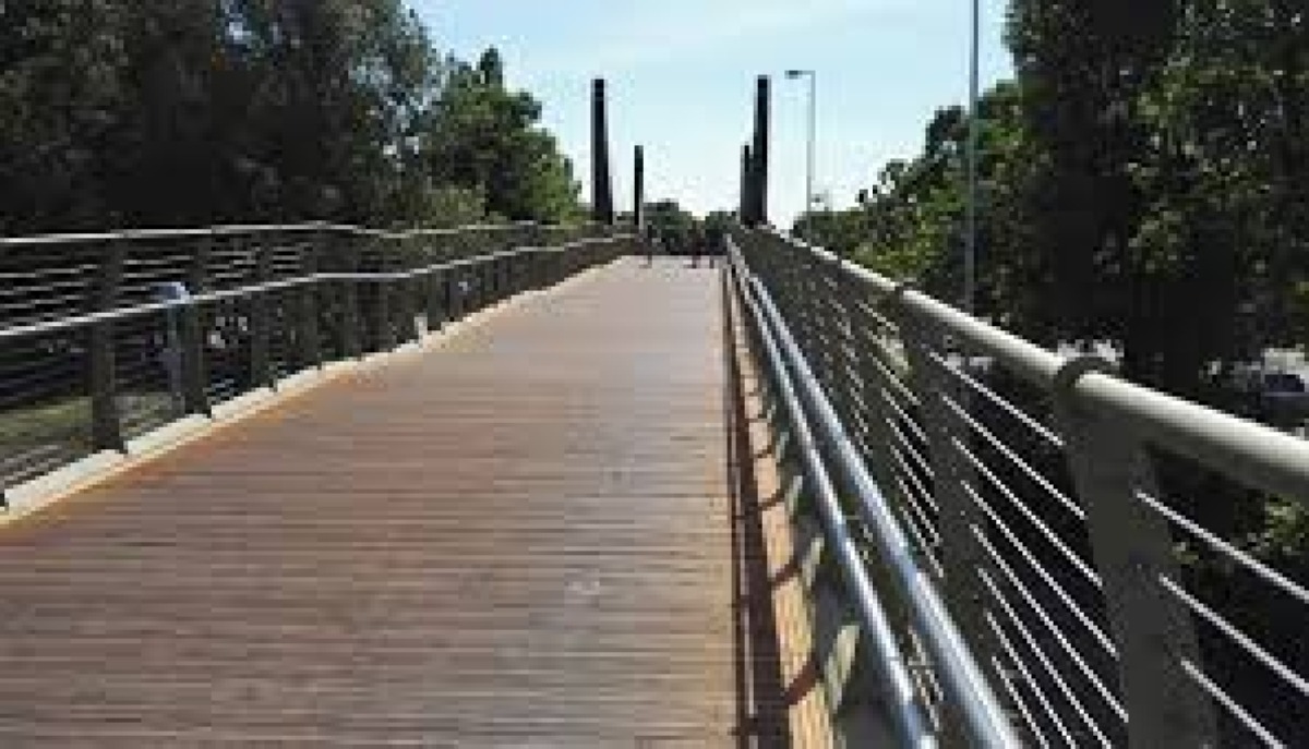 Incidente sfiorato a Rimini: camion troppo alto per il ponte ciclopedonale - 