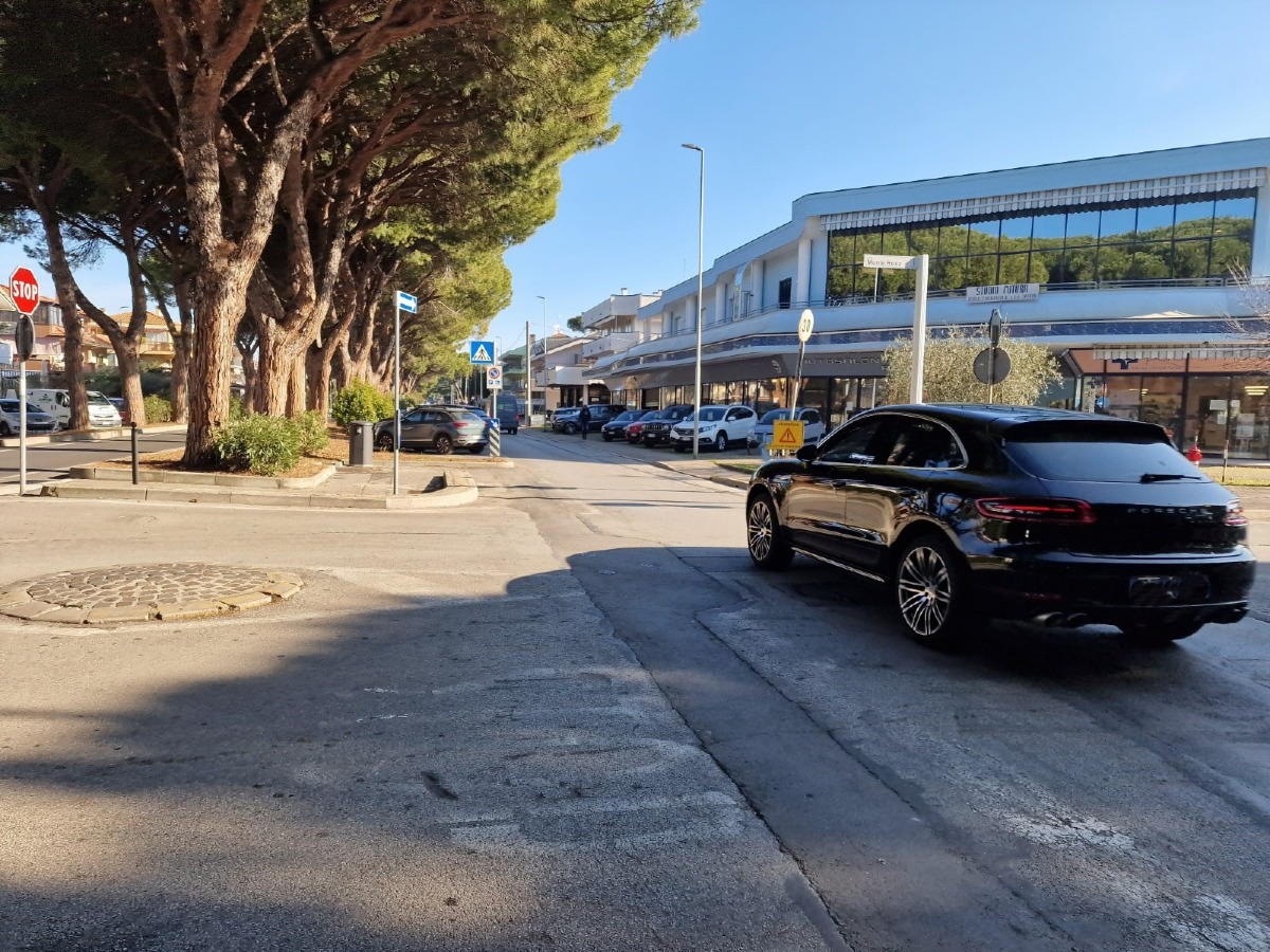 Riccione, viale Emilia: chiusura temporanea per bonifica e rifacimento manto stradale - 