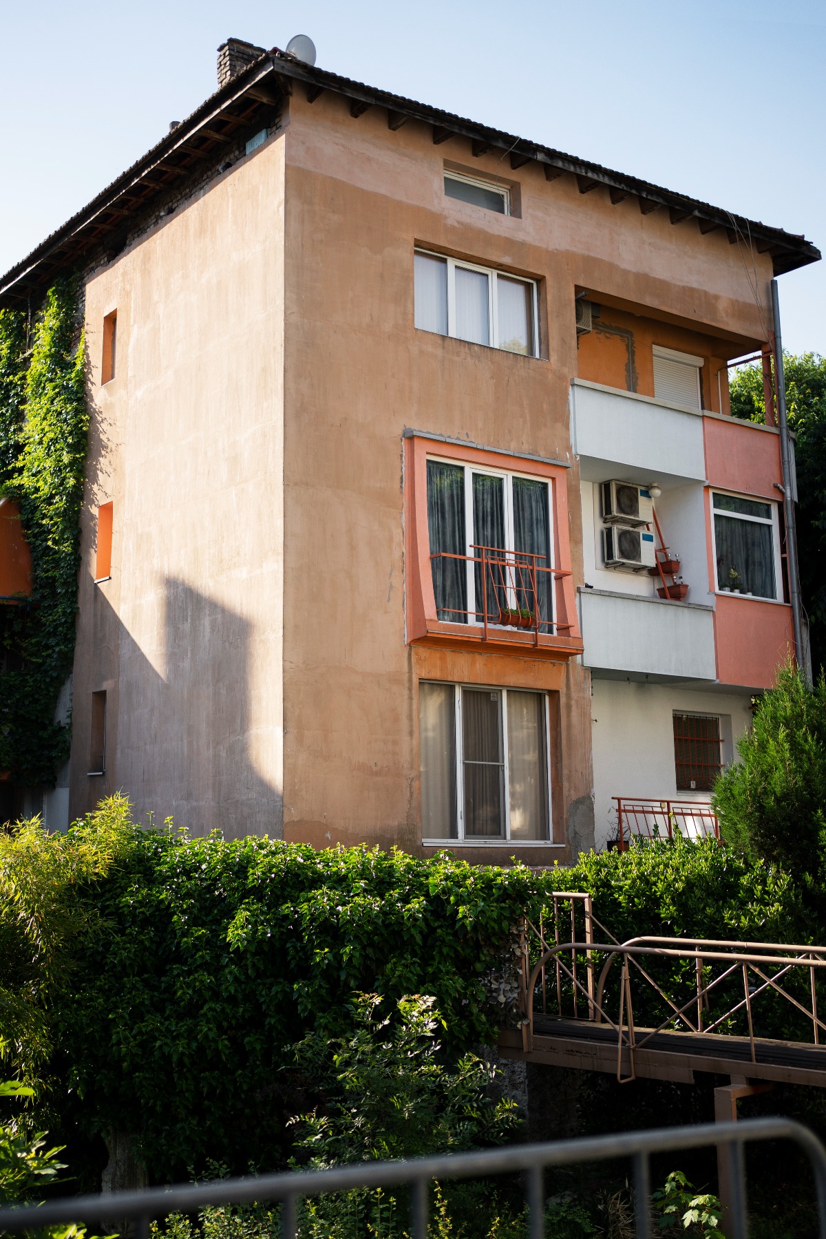 Vivere tra hotel e residence con un figlio piccolo: la storia di una coppia di lavoratori "invisibili" - Repertorio