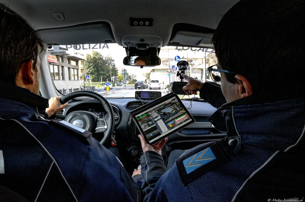 La cocaina nascosta nel calzino sotto al volante: il pusher a bordo del Suv arrestato - Polizia Locale di Rimini, pattuglia ARCHIVIO