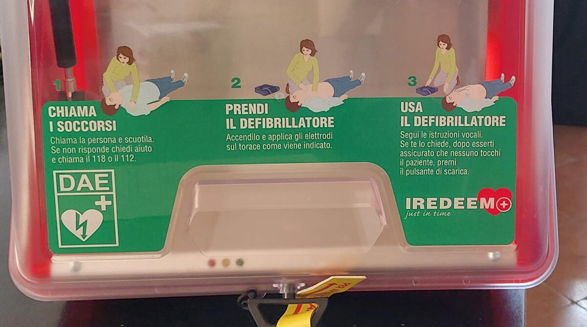 Rimini, scuole sempre più sicure: defibrillatori, spazi esterni curati e percorsi protetti - Nuovi defibrillatori
