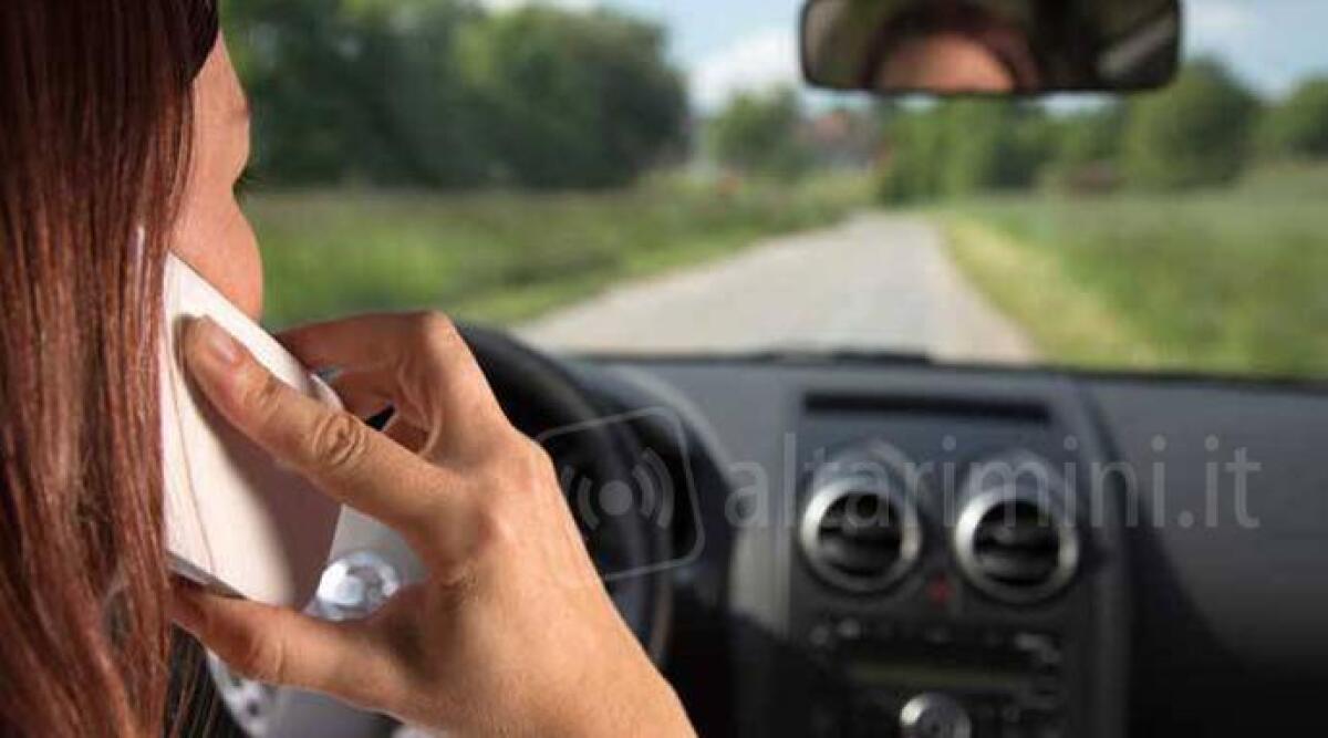 Rimini, sempre più cellulari al volante: crescono le sanzioni. E tanti casi di auto senza assicurazione - Foto di repertorio