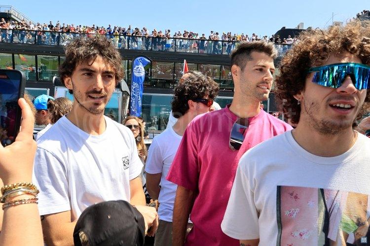 Motogp, Bagnaia verso Aprilia nel 2027: affiancherà Bezzecchi - Pecco Bagnaia e Marco Bezzecchi (con le t-shirt bianche)