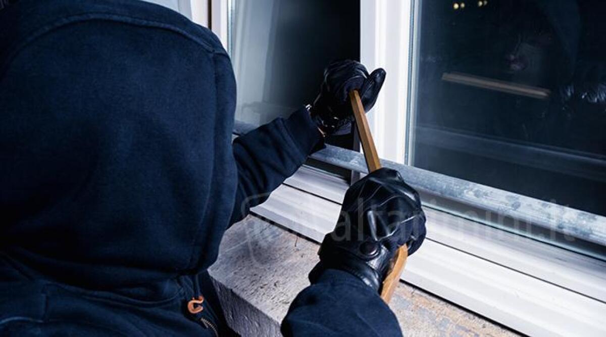 Beccato all’alba mentre sfonda una porta con il martello: ladro arrestato a Rimini - Un ladro mentre apre con un piede di porco una finestra