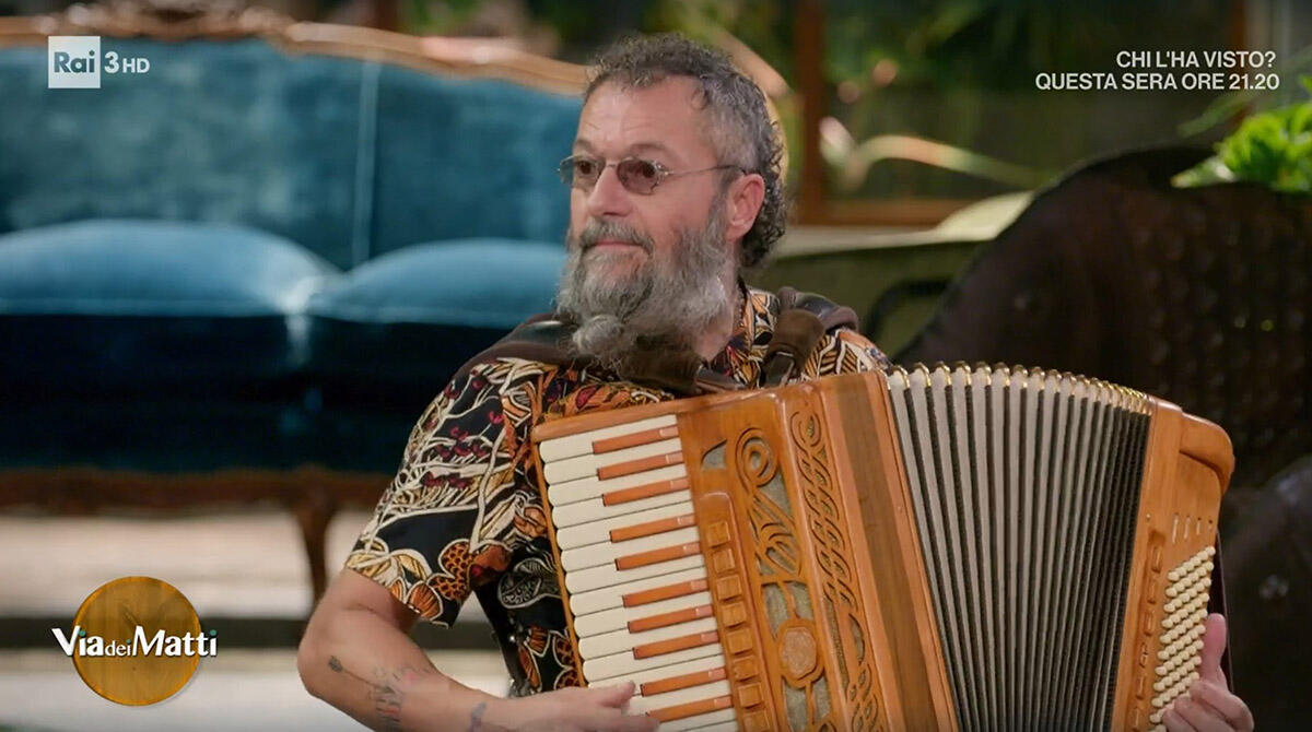 Simone Zanchini e Matthias Martelli sul palco del Pazzini con "Il suono delle pagine" - Simone Zanchini a "Via dei Matti n°0" (foto Rai3)