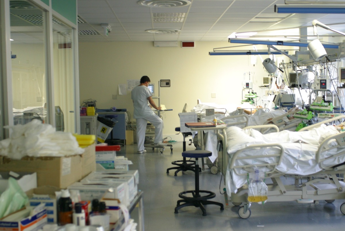 Professoressa ferita a scuola: “Colpita a mezzo millimetro dall’aorta” - Reparto di terapia intensiva