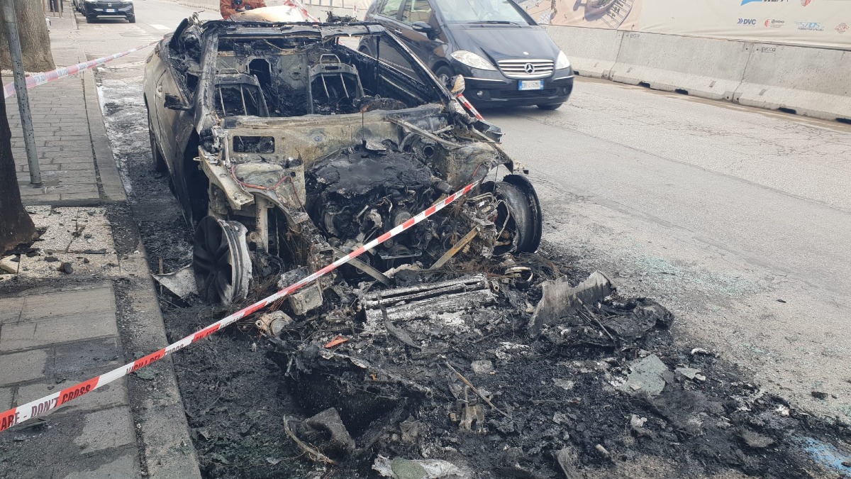 Auto Mercedes prende fuoco nella notte a Rimini, danneggiata anche una Tesla - 