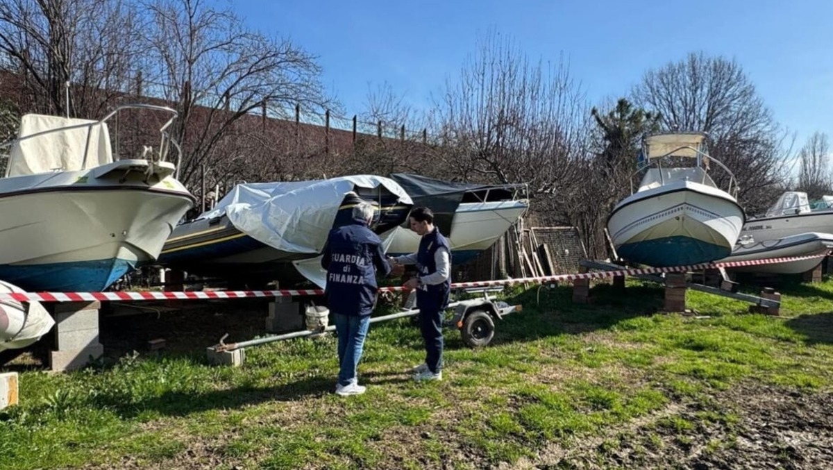 45 imbarcazioni stipate in un terreno agricolo: scoperta attività abusiva a Rimini - foto GdF