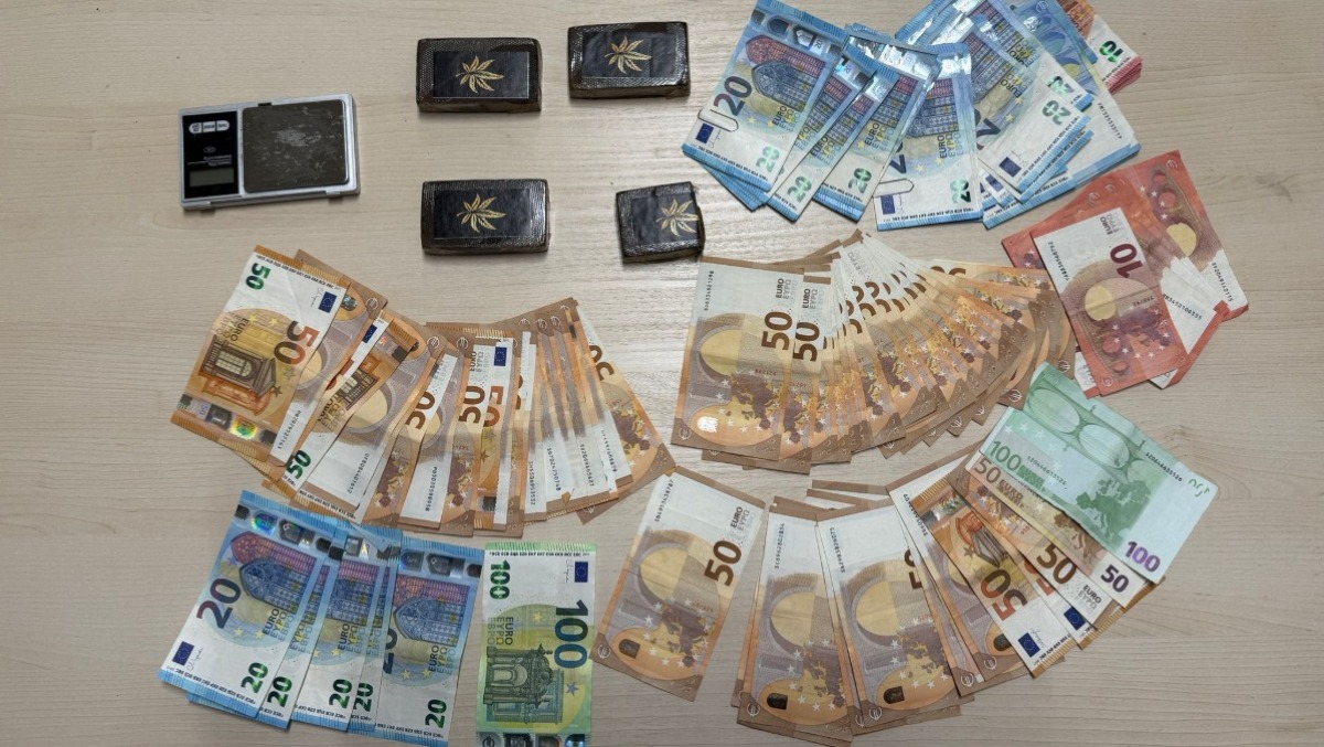 Il pusher delle aree verdi di Miramare incastrato dalla Polizia Locale: sequestrati 4 etti di hashish - 