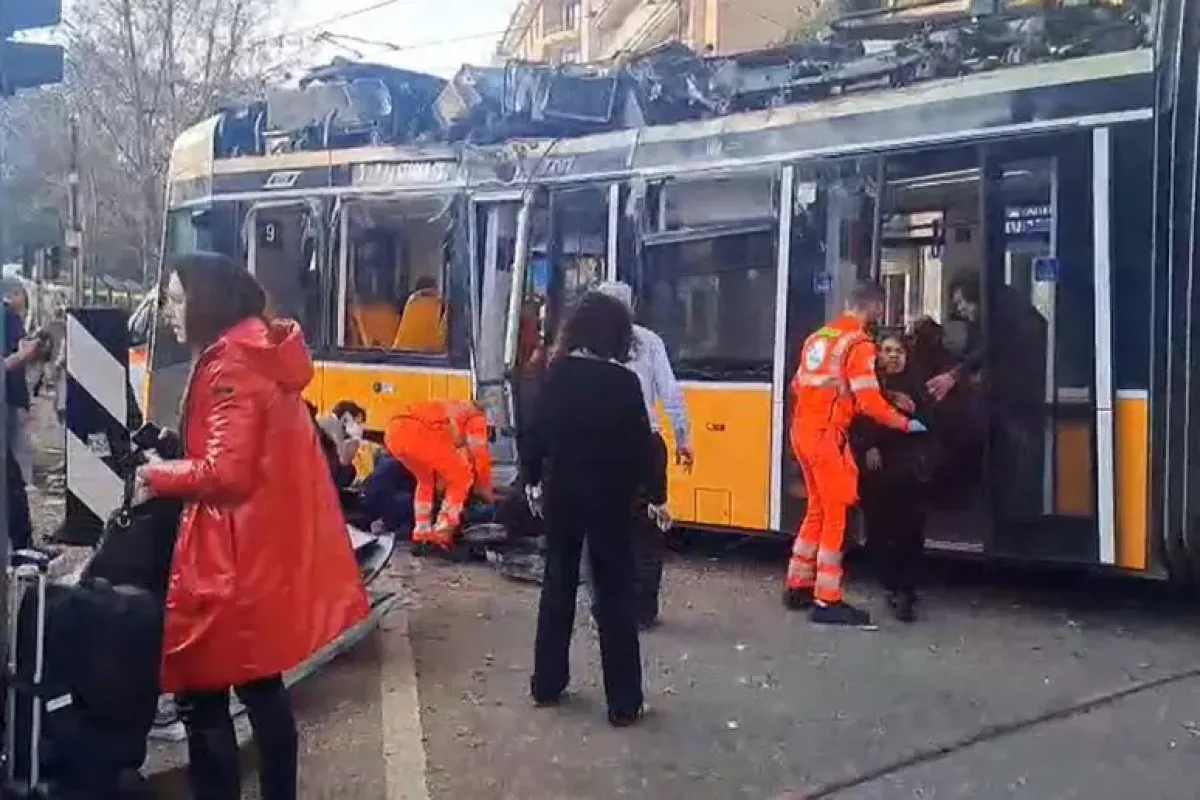 Tram deragliato a Milano, il conducente: "Colpito al piede, poi sono svenuto" - © Ansa