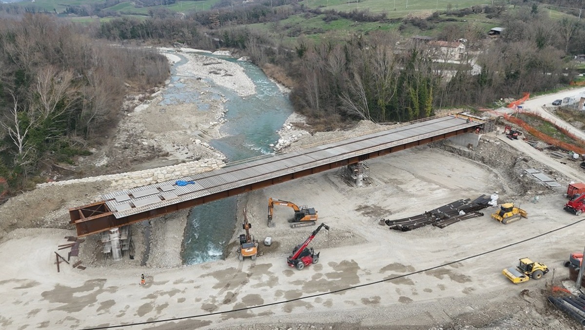 Spettacolo in video: il nuovo ponte tra Maiolo e Novafeltria prende forma - altarimini.it (vietata la riproduzione)
