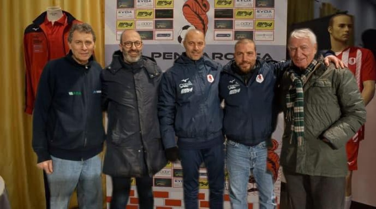 Calcio, è Sandro Macerata il mister del Pennarossa - Al centro Sandro Macerata con la dirigenza del Pennarossa