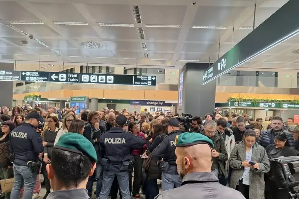 "Mamma, sono salvo": il sollievo dei 200 studenti rientrati da Dubai - Aeroporto di Malpensa © Ansa