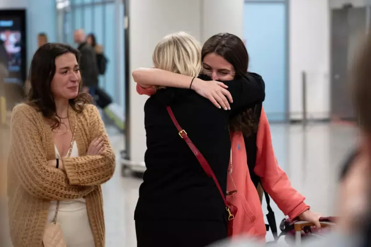 Italiani rientrati da Abu Dhabi, abbiamo avuto paura per le eplosioni - © Ansa