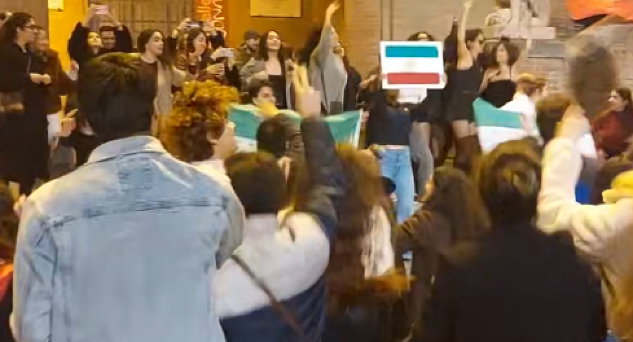 Rimini, piazza Cavour grida "Libertà": la comunità iraniana festeggia la fine dell'era Khamenei - 