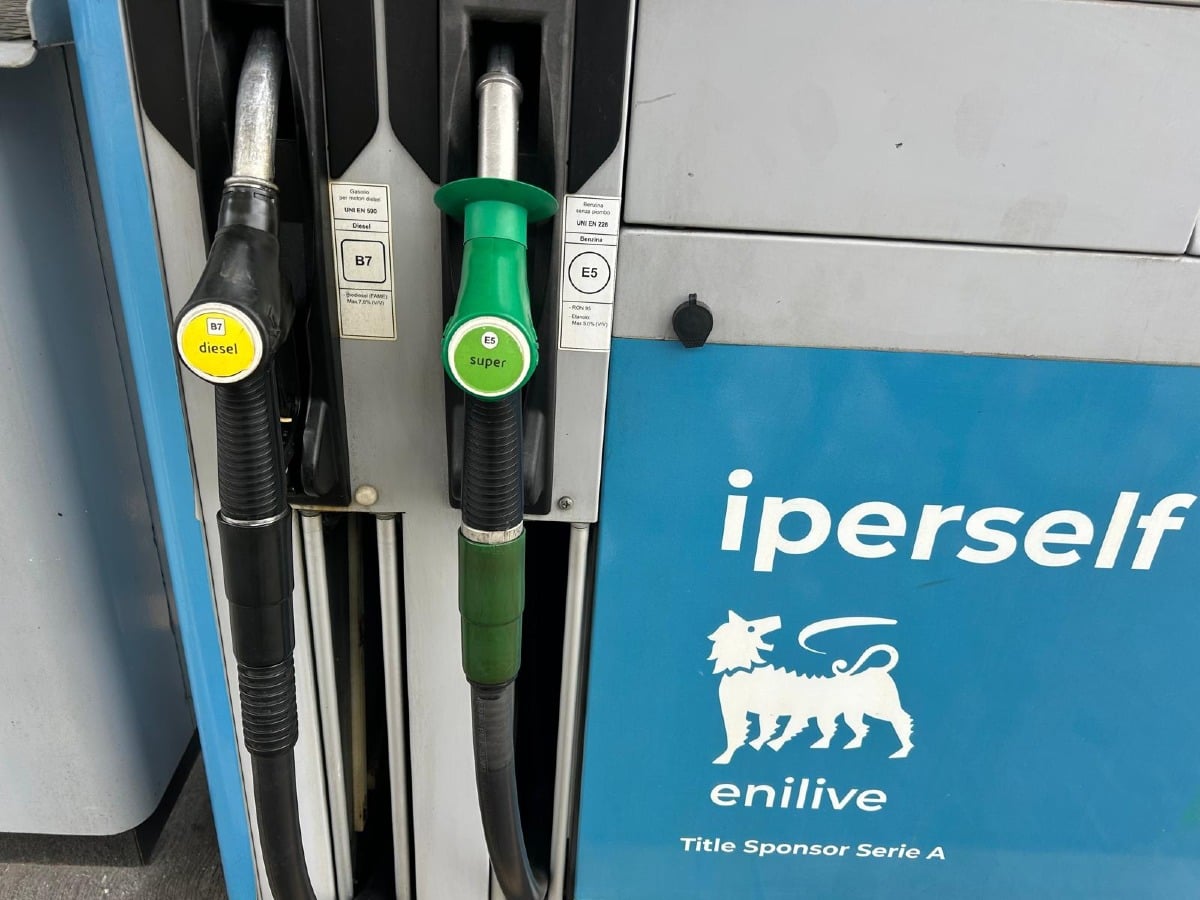 Guerra in Iran, il caro benzina colpisce meno a San Marino: riminesi a caccia di sconti sul Titano - Distributore di benzina