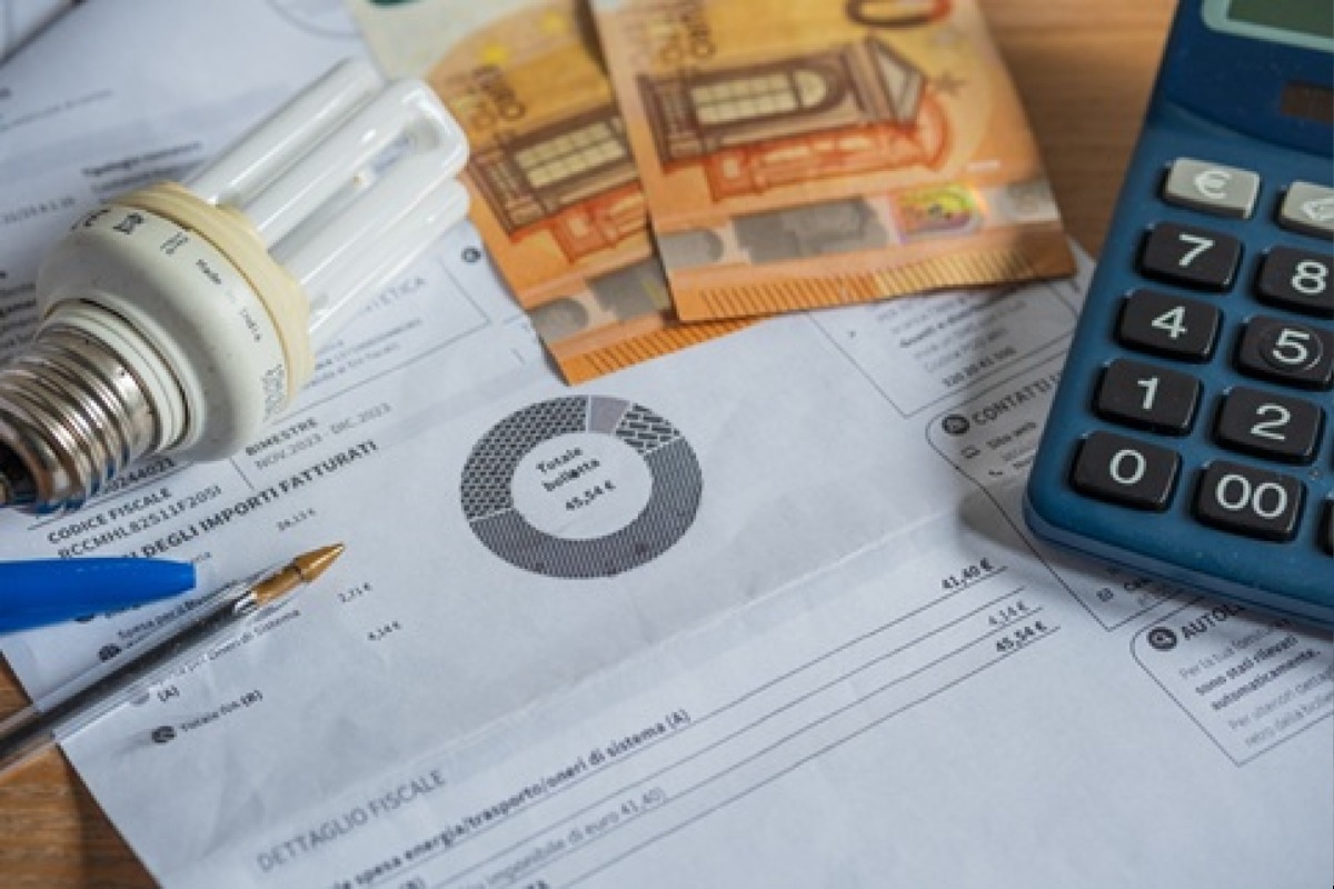 Bollette, a Rimini nel 2025 spesa media di 737 euro per la luce - ph Michele