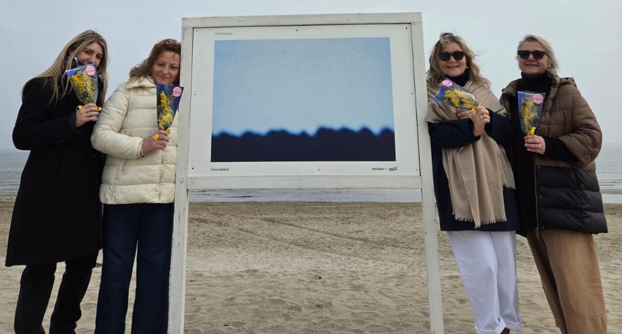 Rimini, mimose solidali per la Festa della Donna sulla spiaggia - 