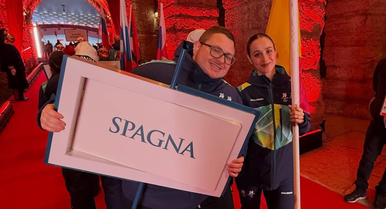 Paralimpiadi invernali: un riccionese tra i portacartelli alla cerimonia inaugurale - Alessandro Romano guida la Spagna all’Arena di Verona